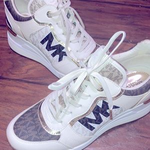 Michael kors size 7. like new.